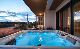 Luma Luxury Apartment With Jacuzzi